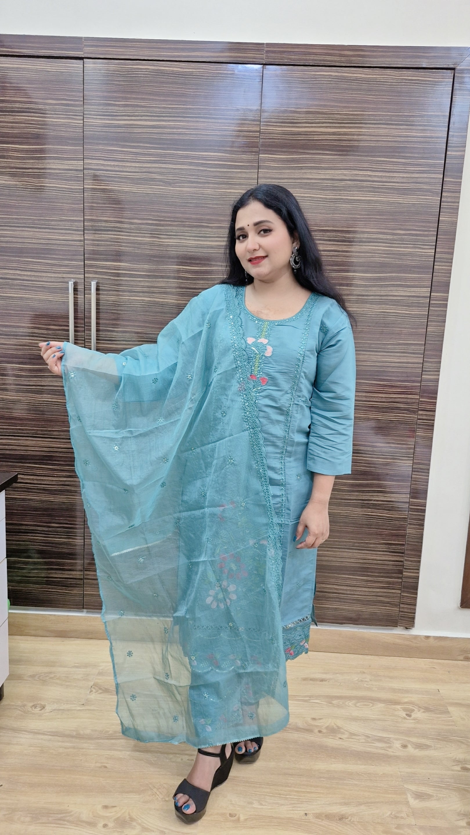 Women Floral Embroidered Regular Kurta with Trousers & With Dupatta
