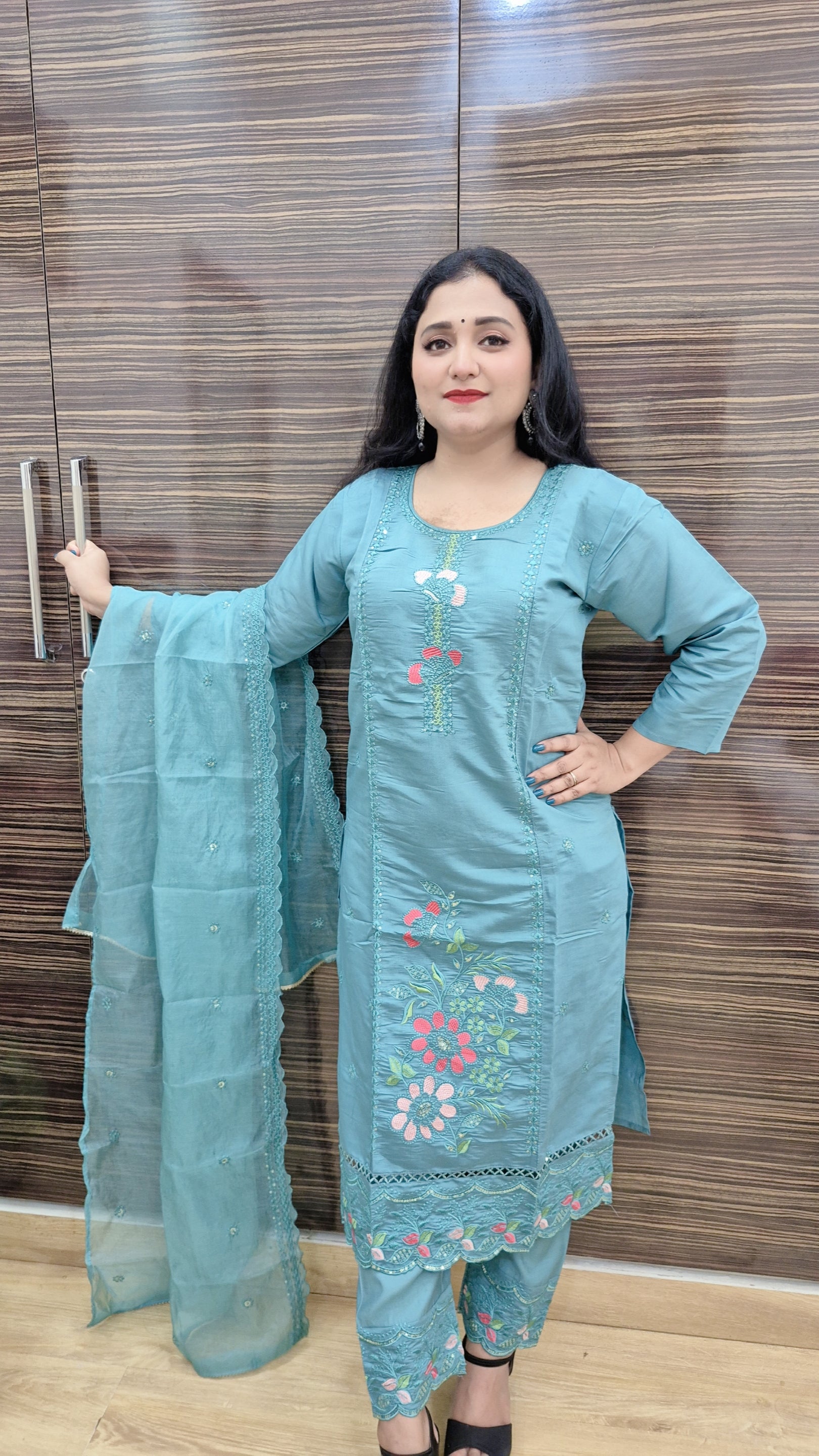 Women Floral Embroidered Regular Kurta with Trousers & With Dupatta