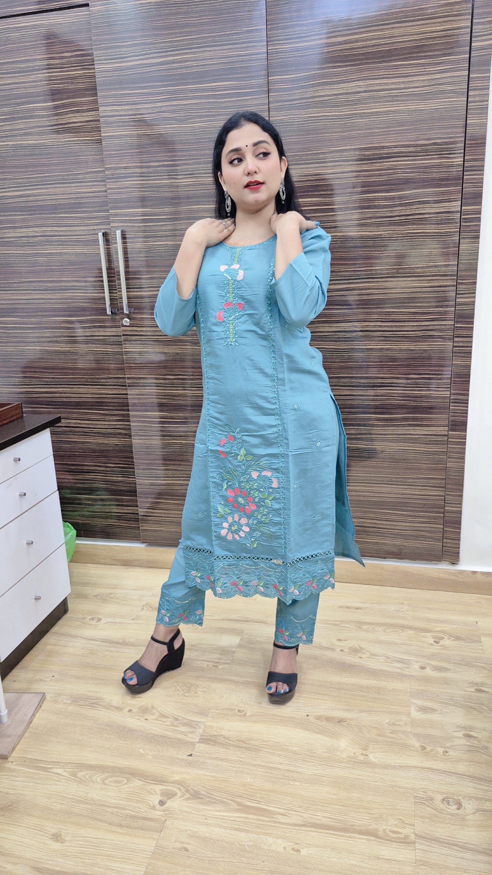 Women Floral Embroidered Regular Kurta with Trousers & With Dupatta