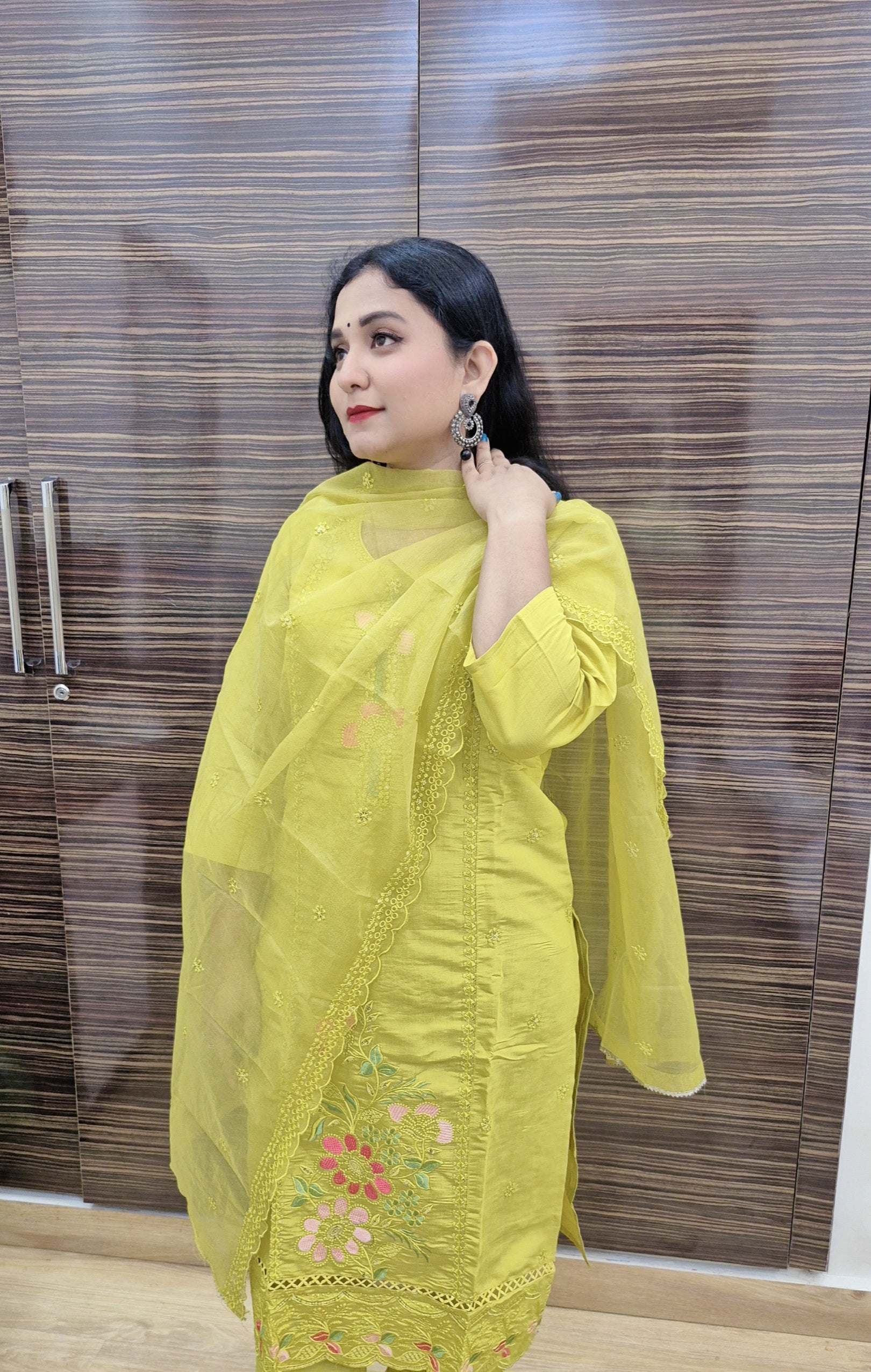 Women Floral Embroidered Regular Kurta with Trousers & With Dupatta