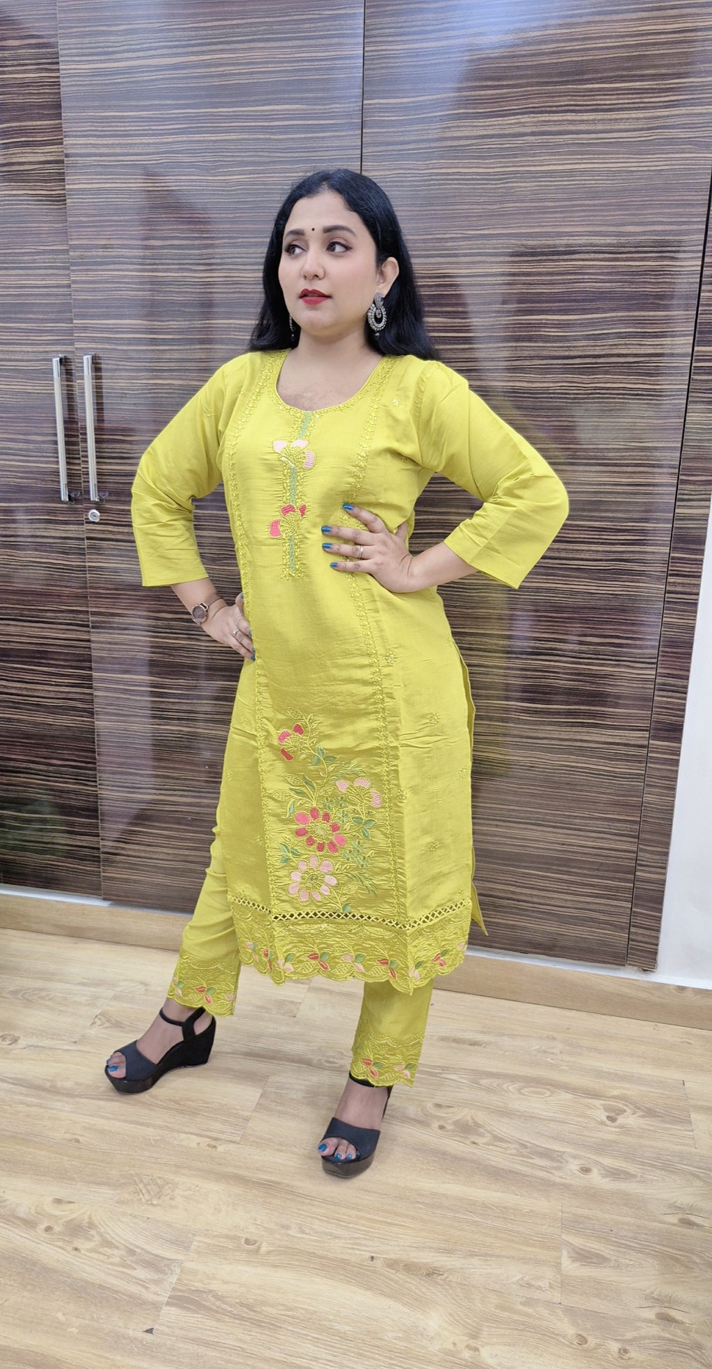 Women Floral Embroidered Regular Kurta with Trousers & With Dupatta