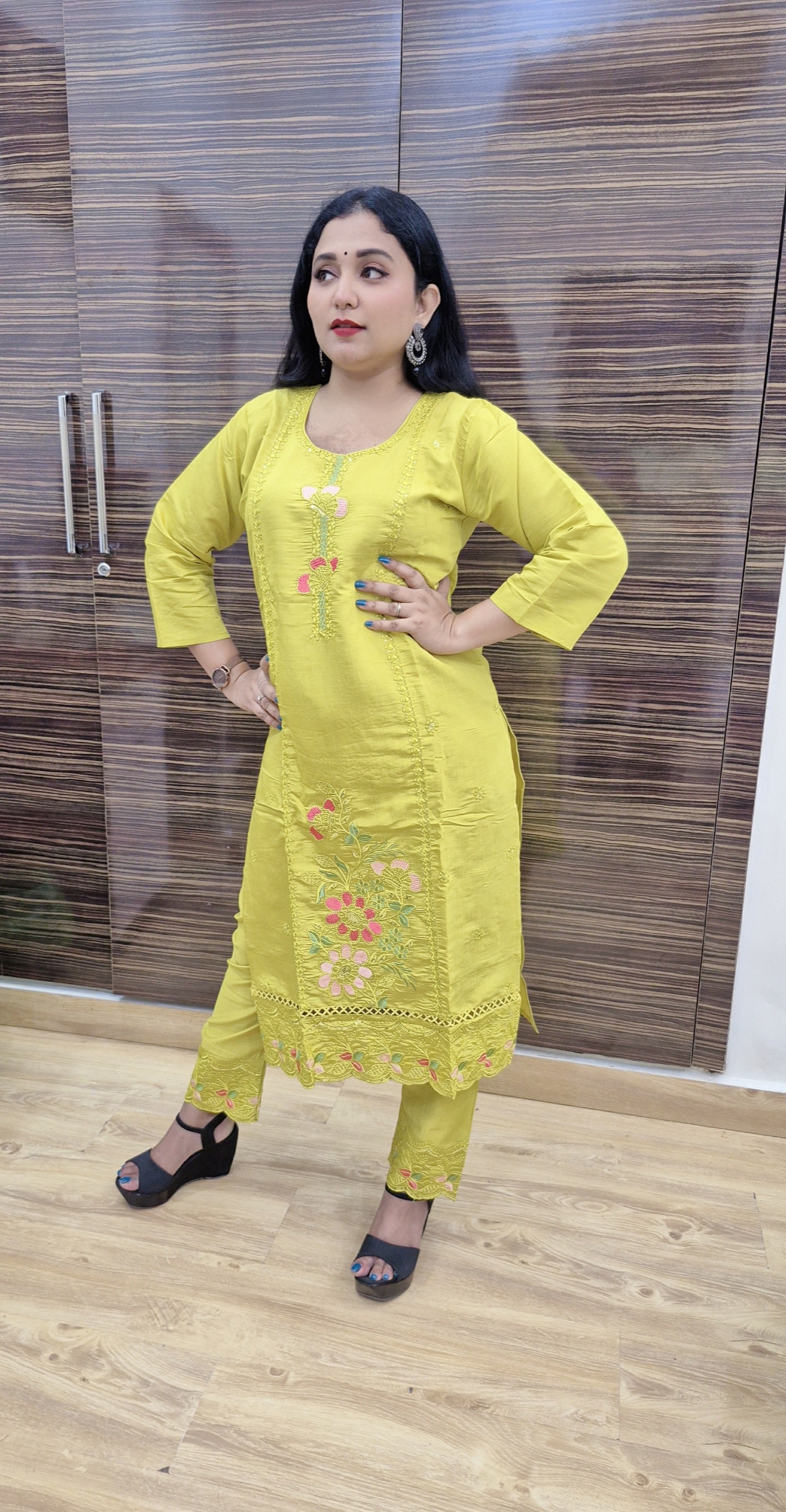 Women Floral Embroidered Regular Kurta with Trousers & With Dupatta