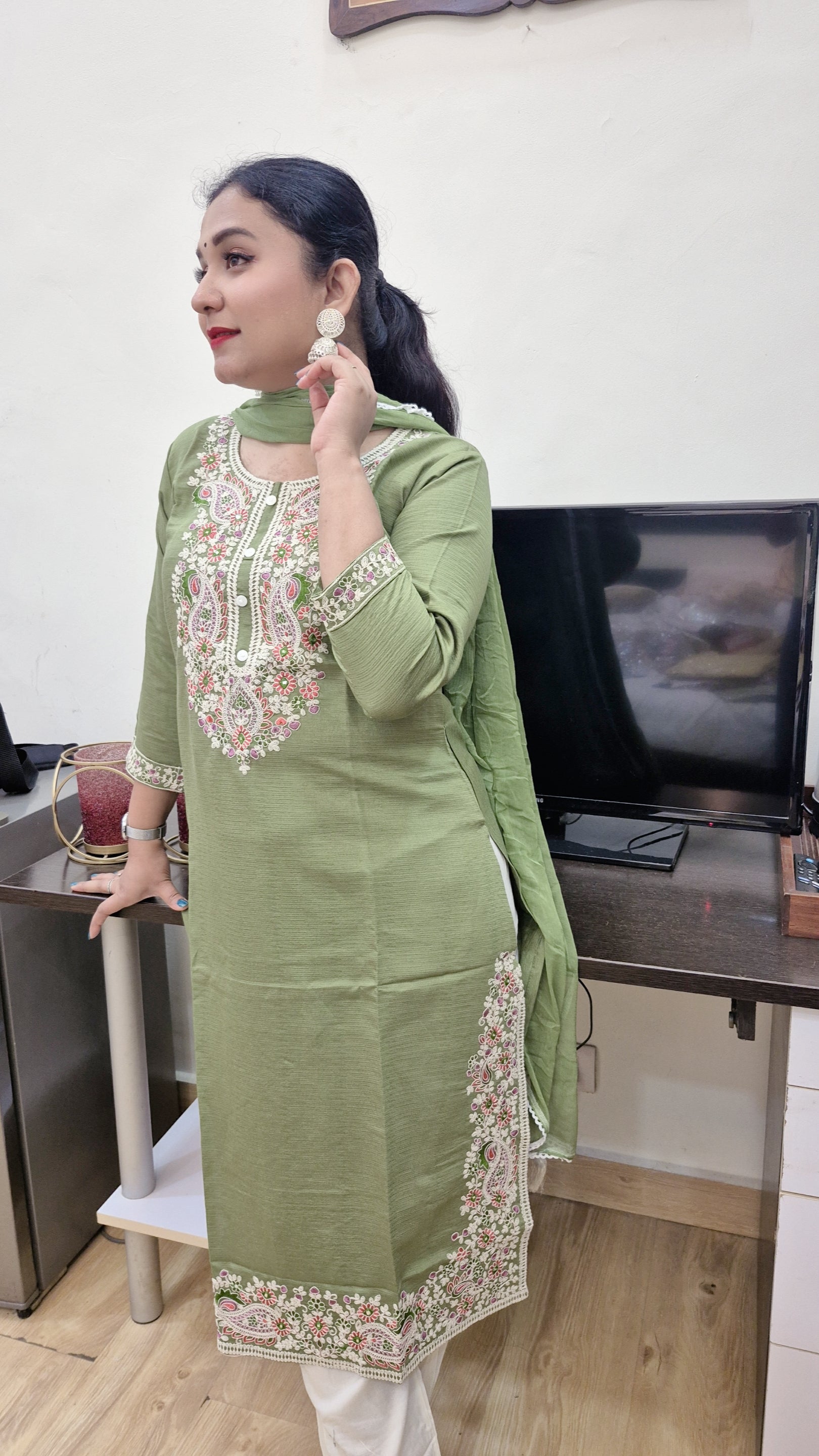 Women Floral Embroidered Regular Kurta with Trousers & With Dupatta