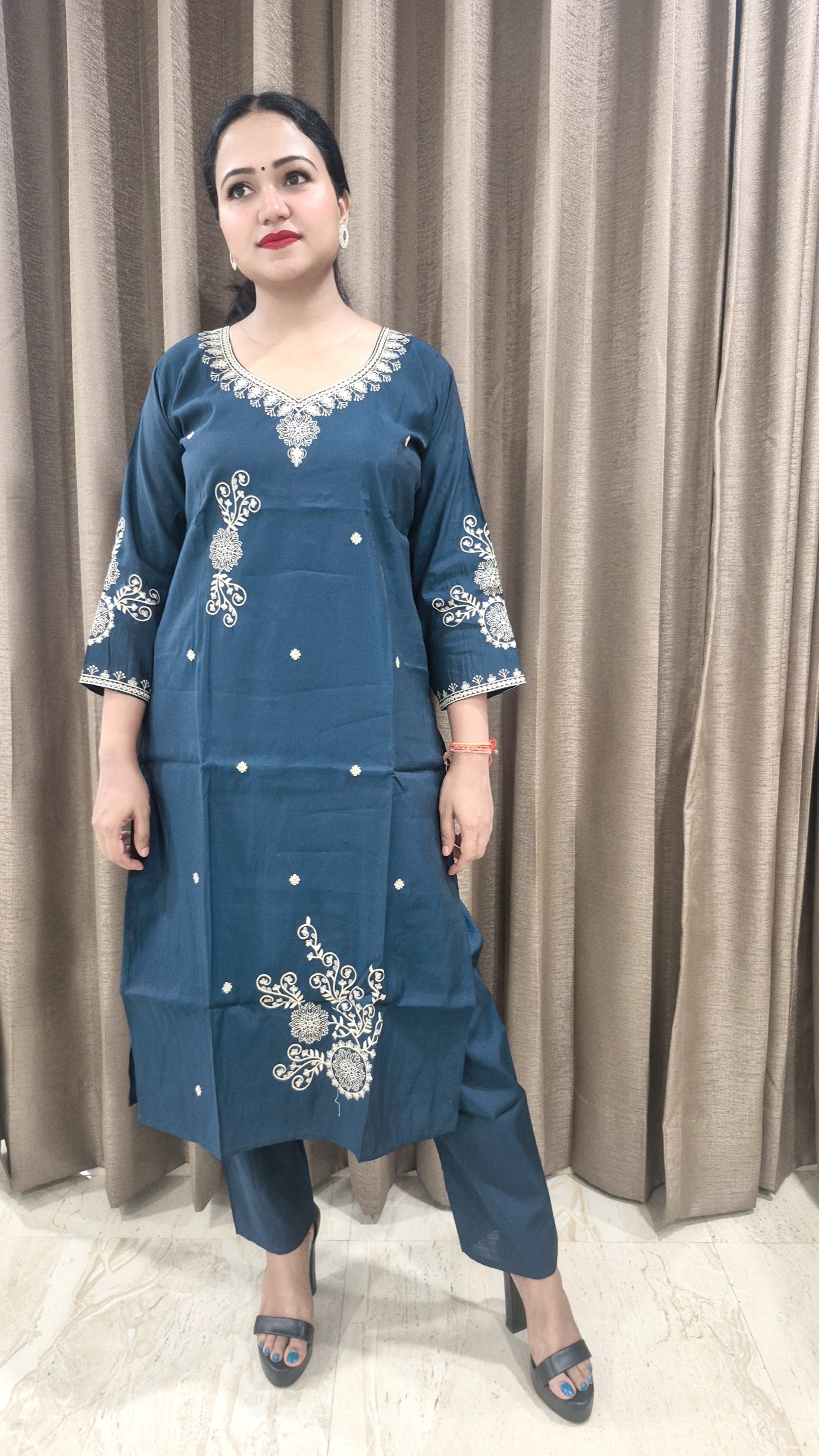 Women Floral Embroidered Regular Kurta with Trouser & With Dupatta