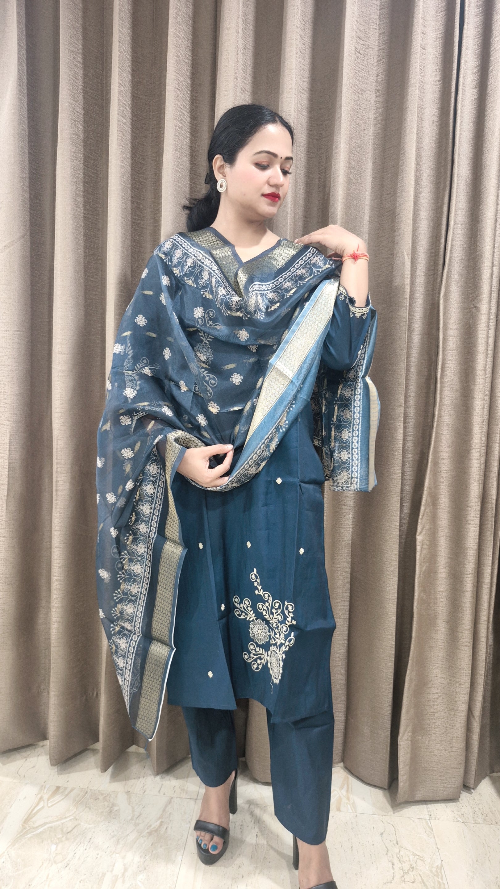 Women Floral Embroidered Regular Kurta with Trouser & With Dupatta
